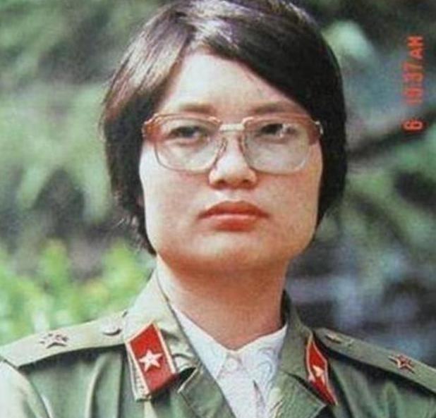 1986年4月，23岁女医护刘亚玲以请假回家探亲为由，偷偷跑到老山前线救治伤员战