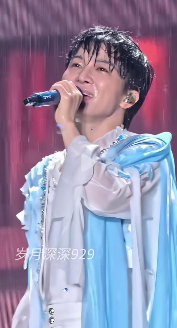 画面特别戳人，7月18日露天虹口足球场遇上骤降暴雨，舞台、观众全都裹在雨幕里，周