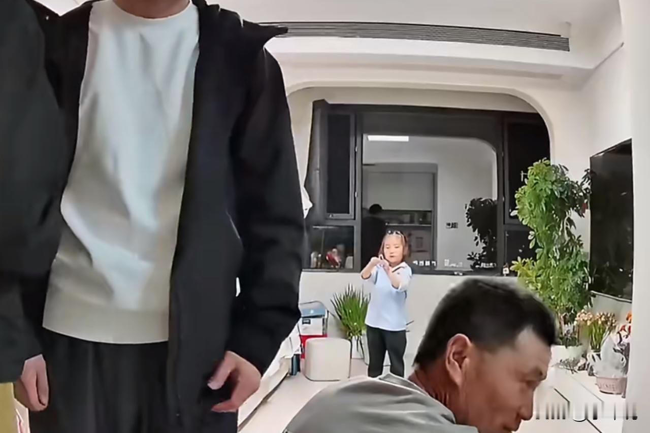 一个网友的婆婆过度“节俭节约”，经常从工作的地方拿回饭店不要的“边角料”，网友的