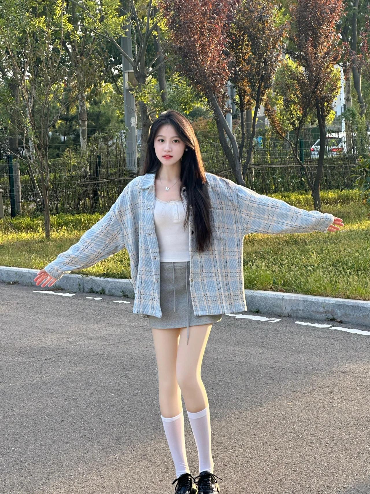 阳光把树影揉碎在路边，连空气都软乎乎的。