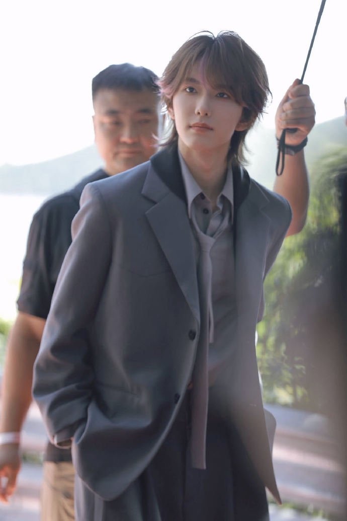 马柏狼尾挑染西装look马柏全狼尾灰西装矜贵小少爷 马柏全狼尾灰西装矜贵小少爷，