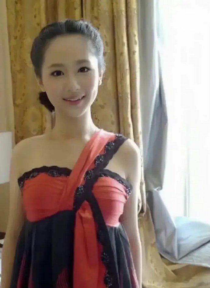 杨紫16岁时也好美，是带了那种灵气在身上的美! ​​​