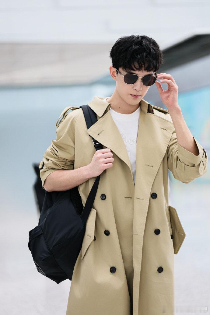 吴磊Burberry秀 吴磊以从容姿态现身品牌大秀，将户外冒险气质与精致时尚格调