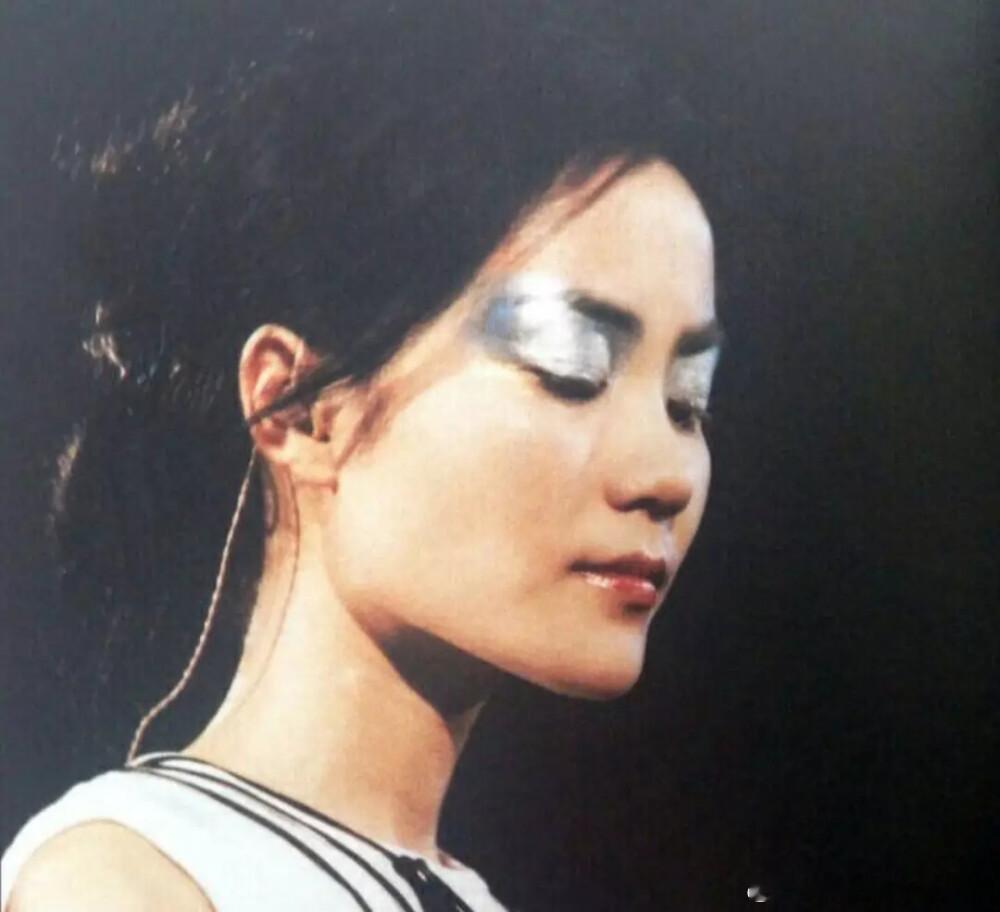 1998-1999年，「唱游大世界」香港演唱会期间的王菲 