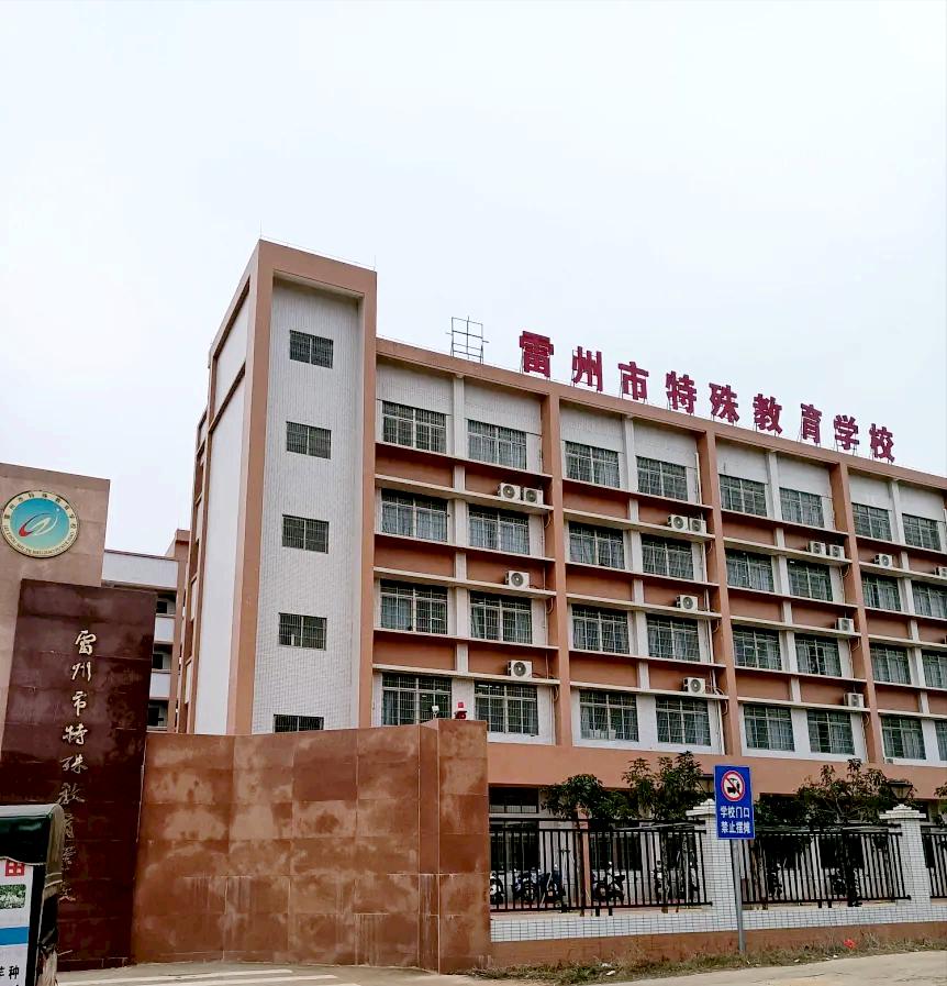 笔试第一名考生陈女士面试前接到招聘单位电话，劝其放弃面试，重新报考其它地方，同时