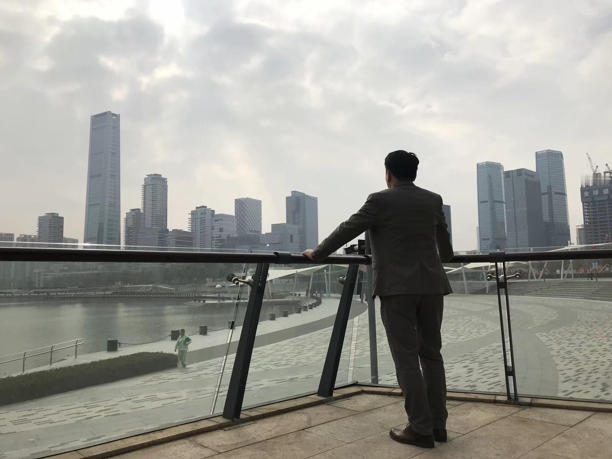 北京退休官员对我讲：“高手从不渡人，弱者的本能是嫉妒和抱怨，这是真的。所以不是看