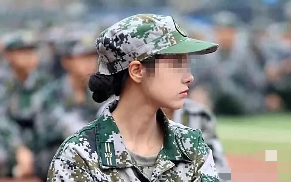 河大这姑娘也太飒了！清秀开朗招人喜欢，开学俩月就被男生轮番围堵，送早餐写情书还堵