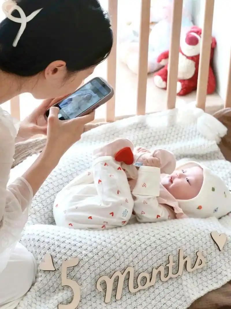 别再随便晒娃了！朋友圈的每一张照片，都可能藏着看不见的坑
 
如今社交媒体成了生