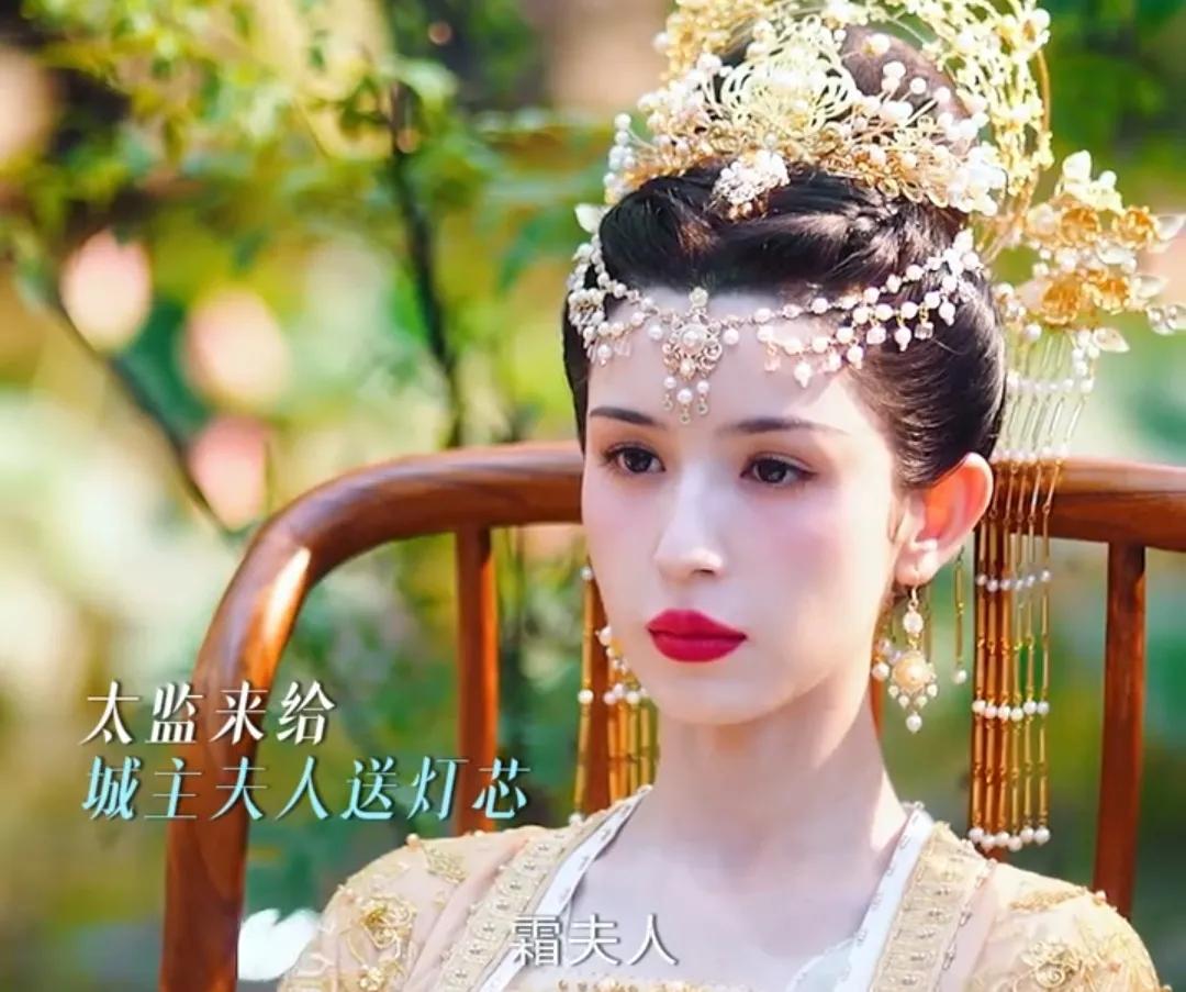 《漠风吟》太监来给皇北霜送灯芯，还在皇北霜面前拍马屁，皇北霜让仆人送给太监一个木