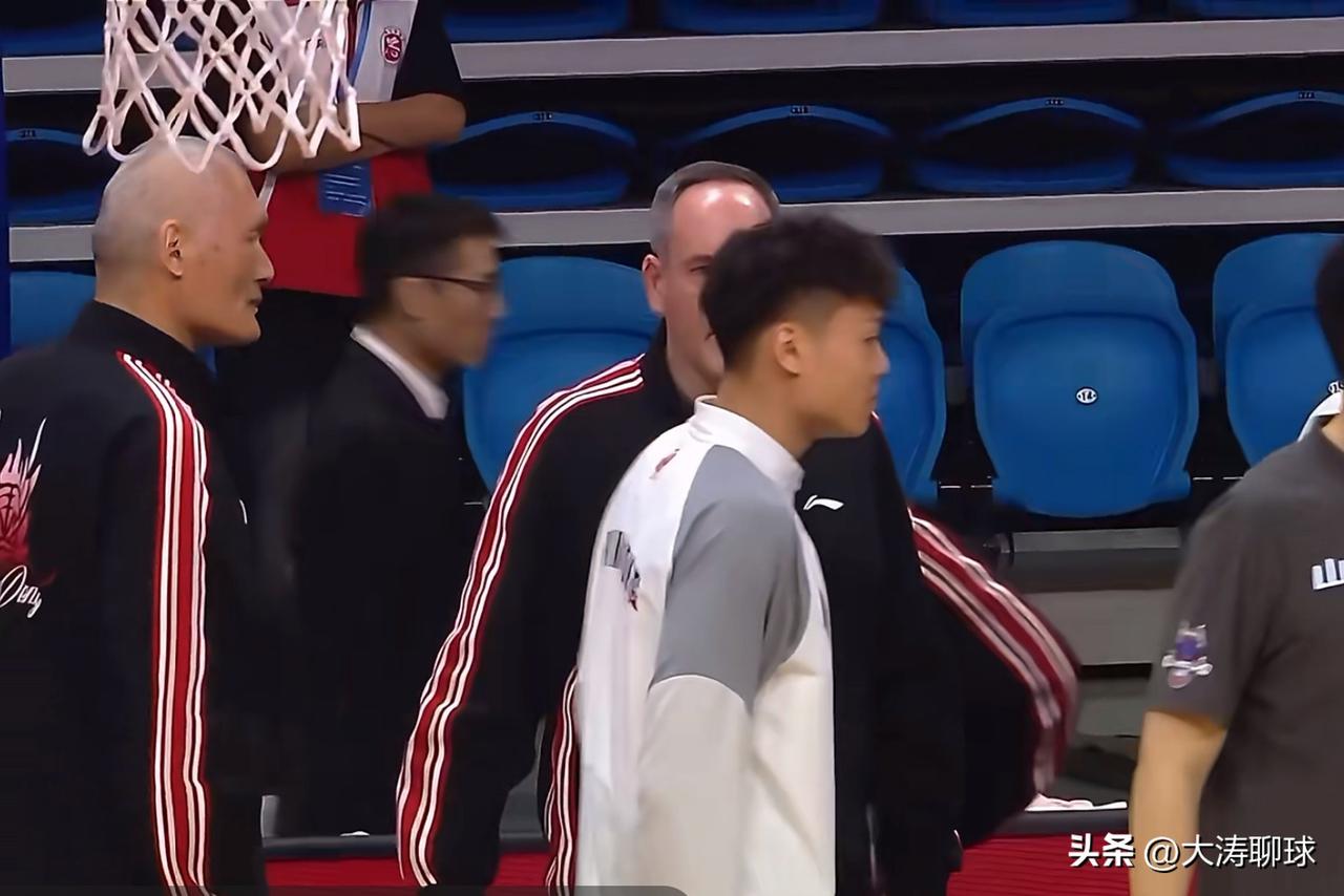 克里斯怒喷纪敏尚！昨晚山东男篮客场挑战广州龙狮，不仅赛中郭艾伦因突破左膝前交叉韧