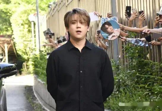 香港顶流姜涛，引发热议！6月3日，25岁的香港顶流姜涛的一段跳舞视频，突然冲上了