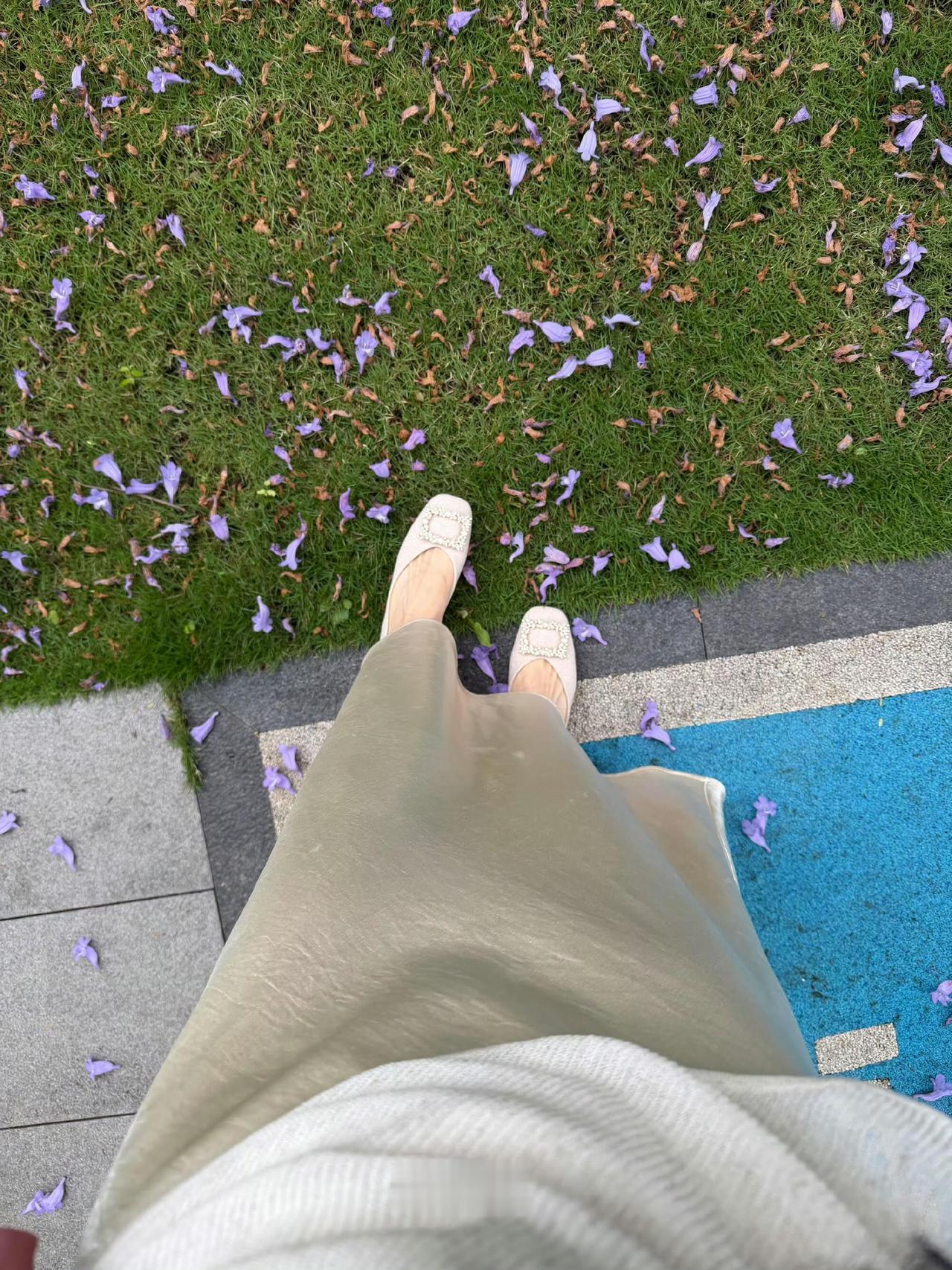 “成年人的见面很贵，腾出时间，调整好状态，开车加油，请客吃饭，不带收益的去见一个