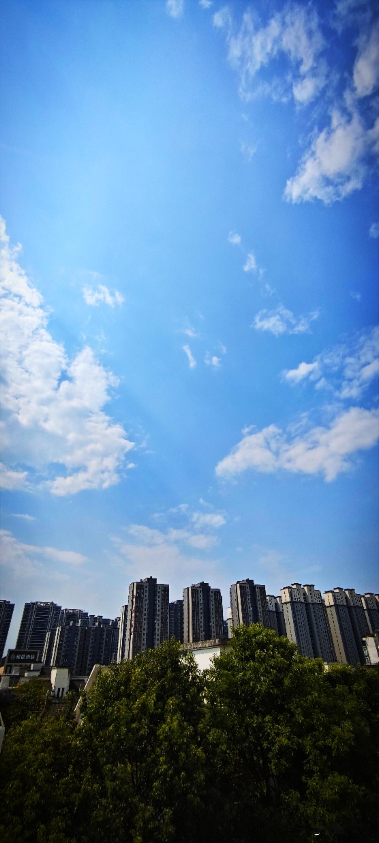 九月已至，风也带着颜色…稻子收了，依然炎热，满天云绕，在这里，坐下来后会发现，其
