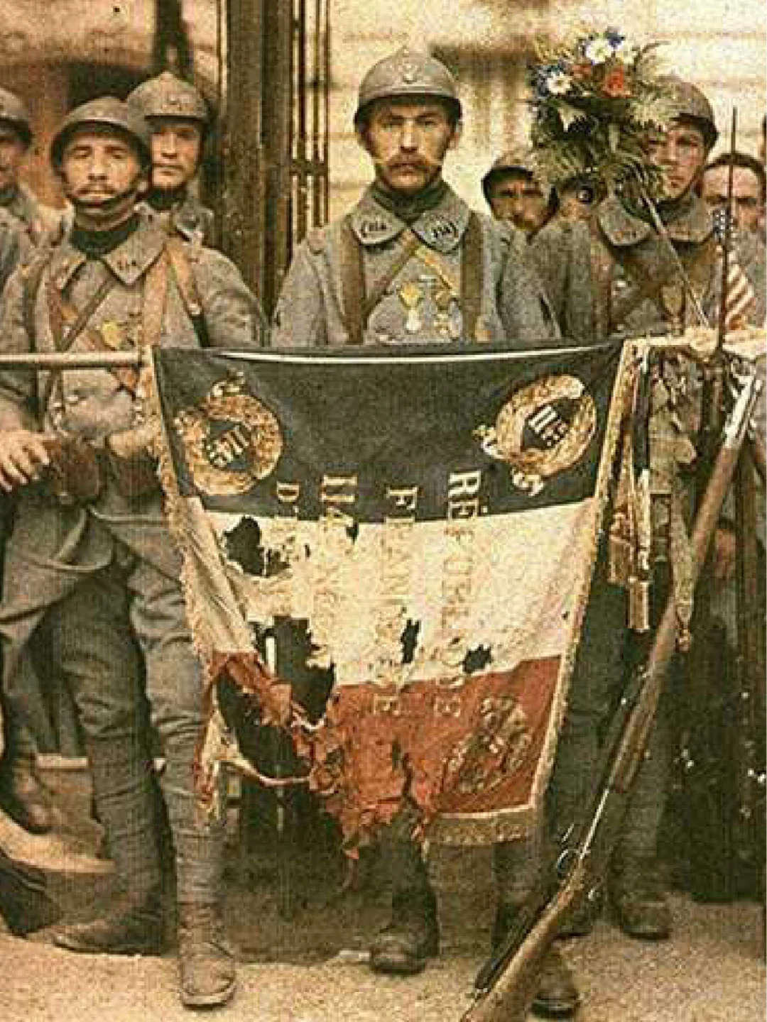 1917年，第一次世界大战中手持军旗的法国士兵。 为了打败工业实力更强...