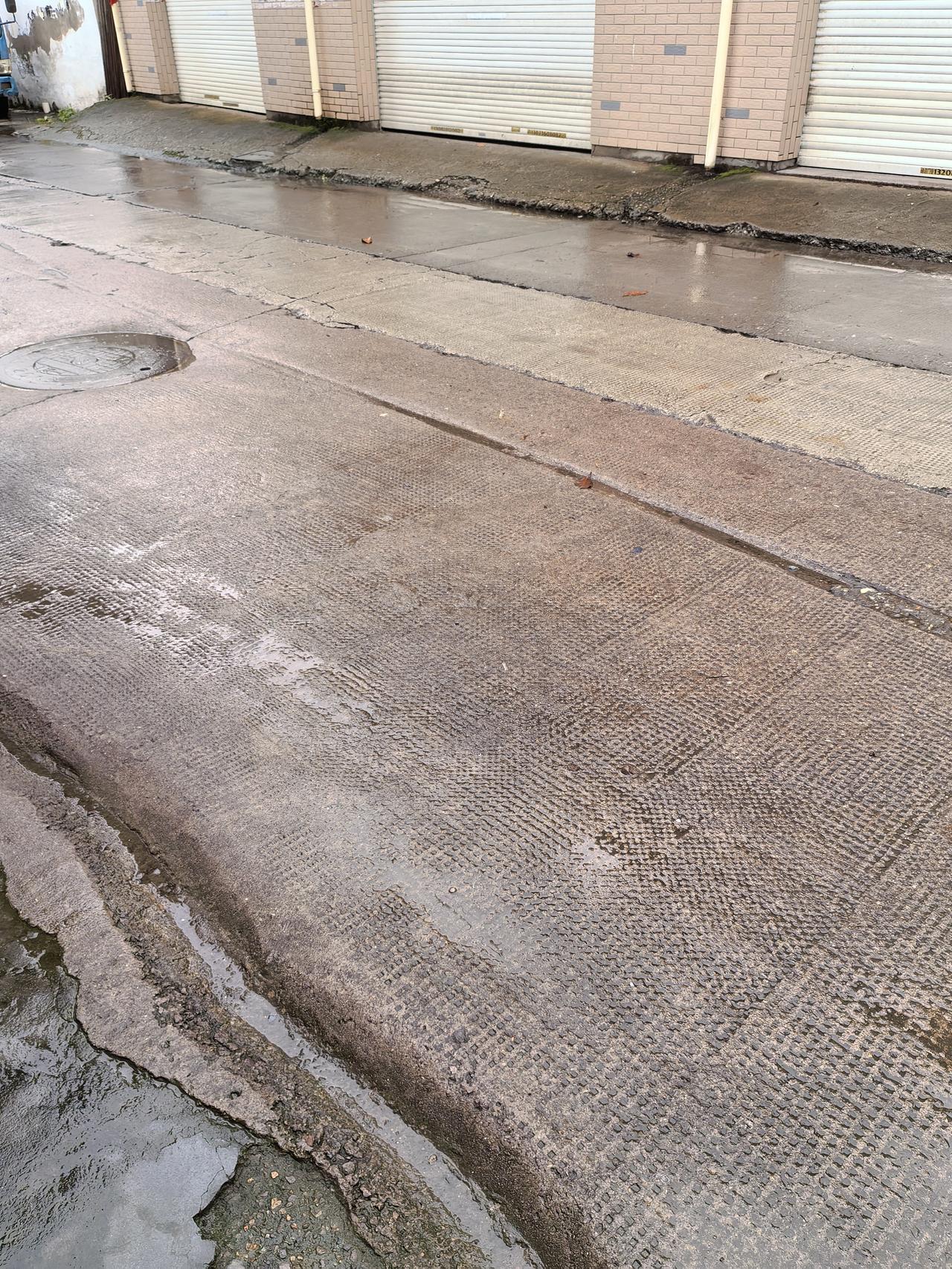 今天凌晨的时候雨下的特别大，下了很长的时间，2:30.被雨声雷声给吵醒了，后面就