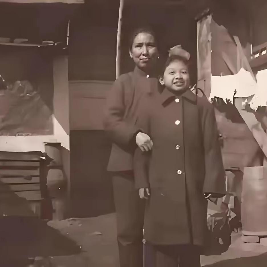韩红童年和奶奶的合影，这一张照片拍摄于上世纪70年代末的北京前门的平房小院里，站