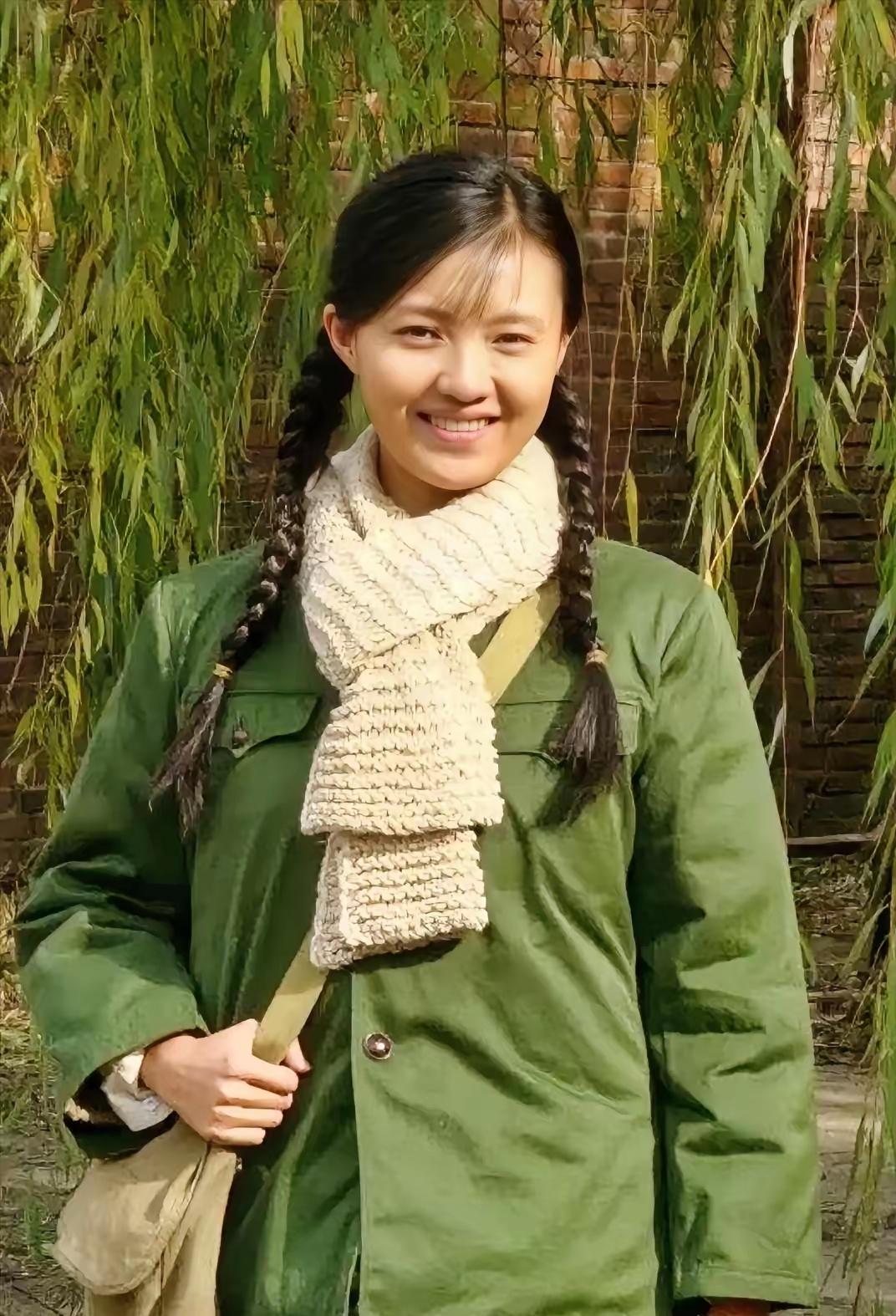 大家还记得这位女演员吗？
她今年48岁，湖北人，毕业于中央戏剧学院。她皮肤白皙，