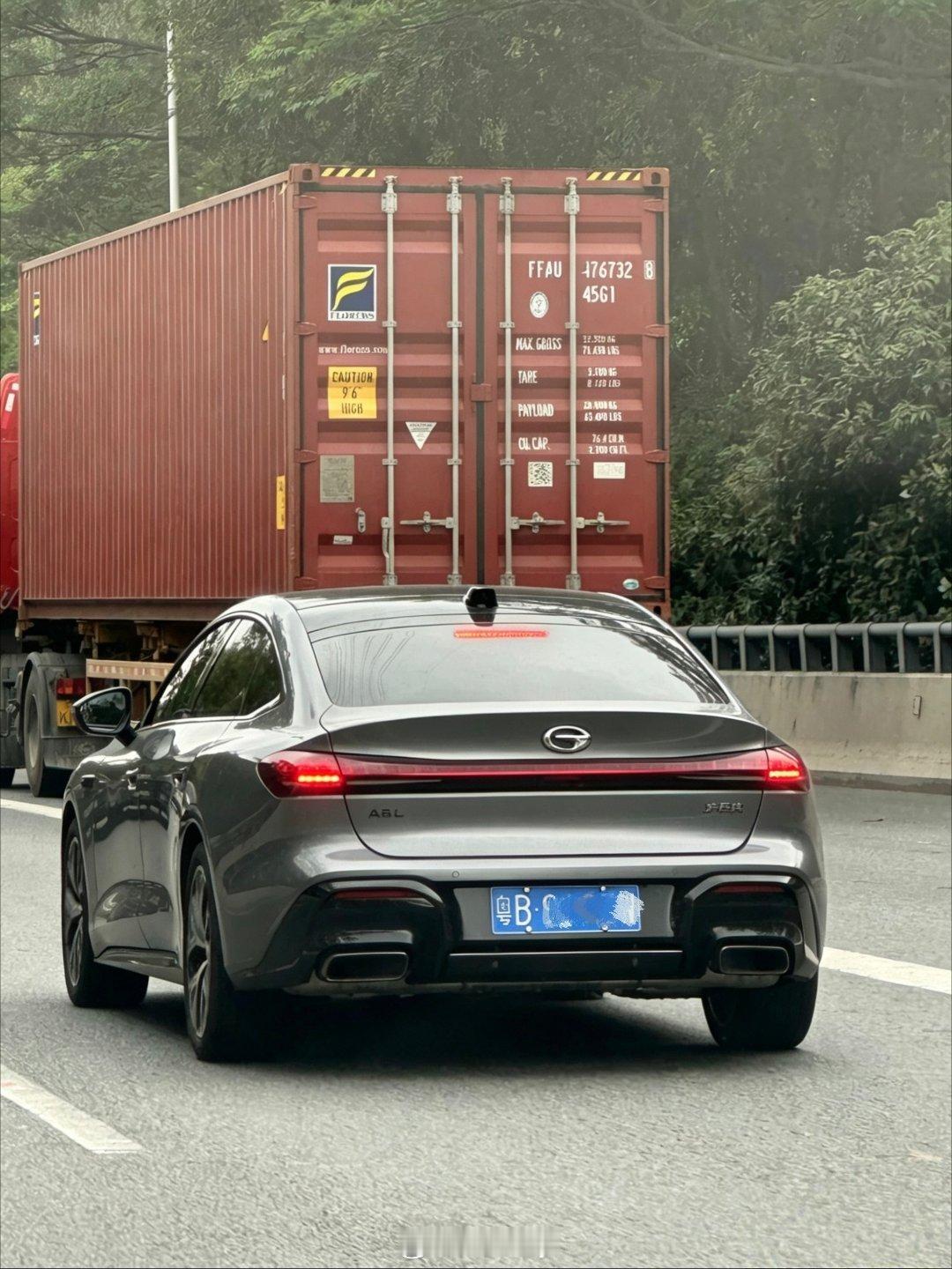 把奥迪A5L的车标换成奇瑞和传祺，好像也没什么违和感？以前的奥迪，遮住车标还是一