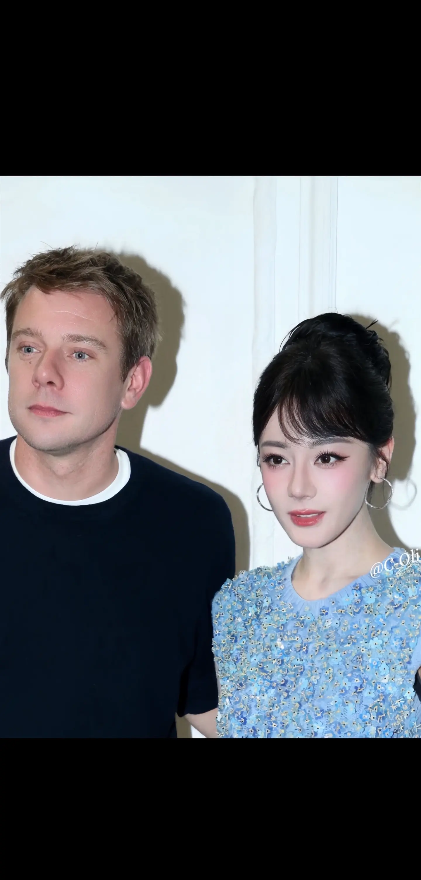 热巴与新任创意总监乔纳森合照。