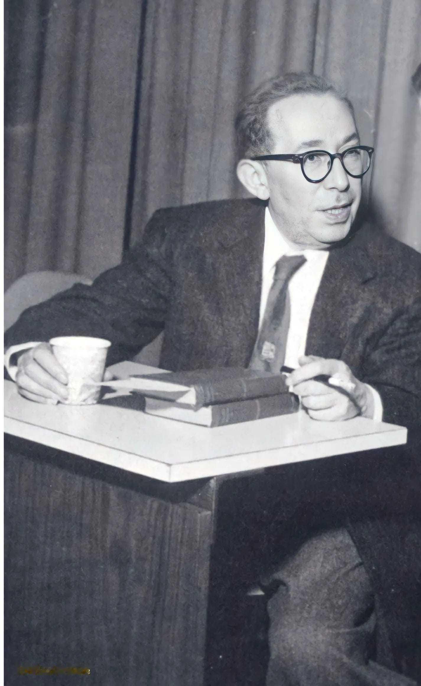 有一次，我们的谈话以施特劳斯（Leo Strauss）先生劝我利用青春勤勉治学而