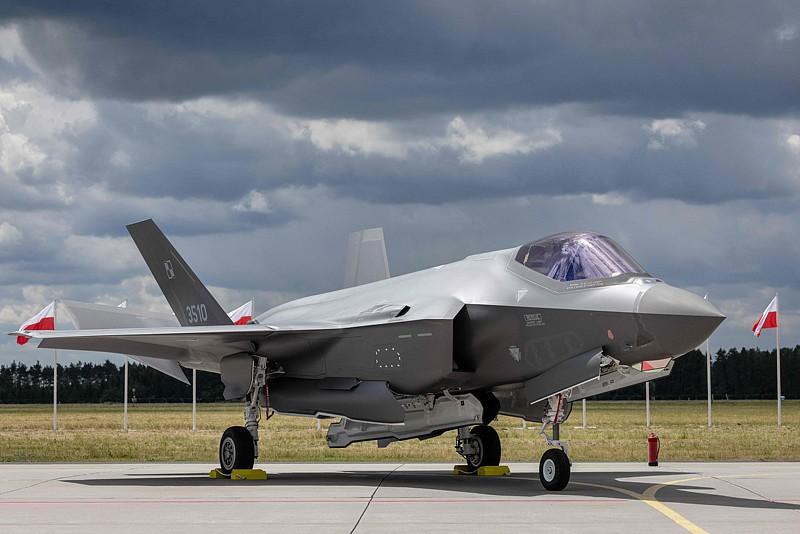 新加坡这种将其购买的12架F-35B战斗机“永久放在美国”看似以接受培训与演练演