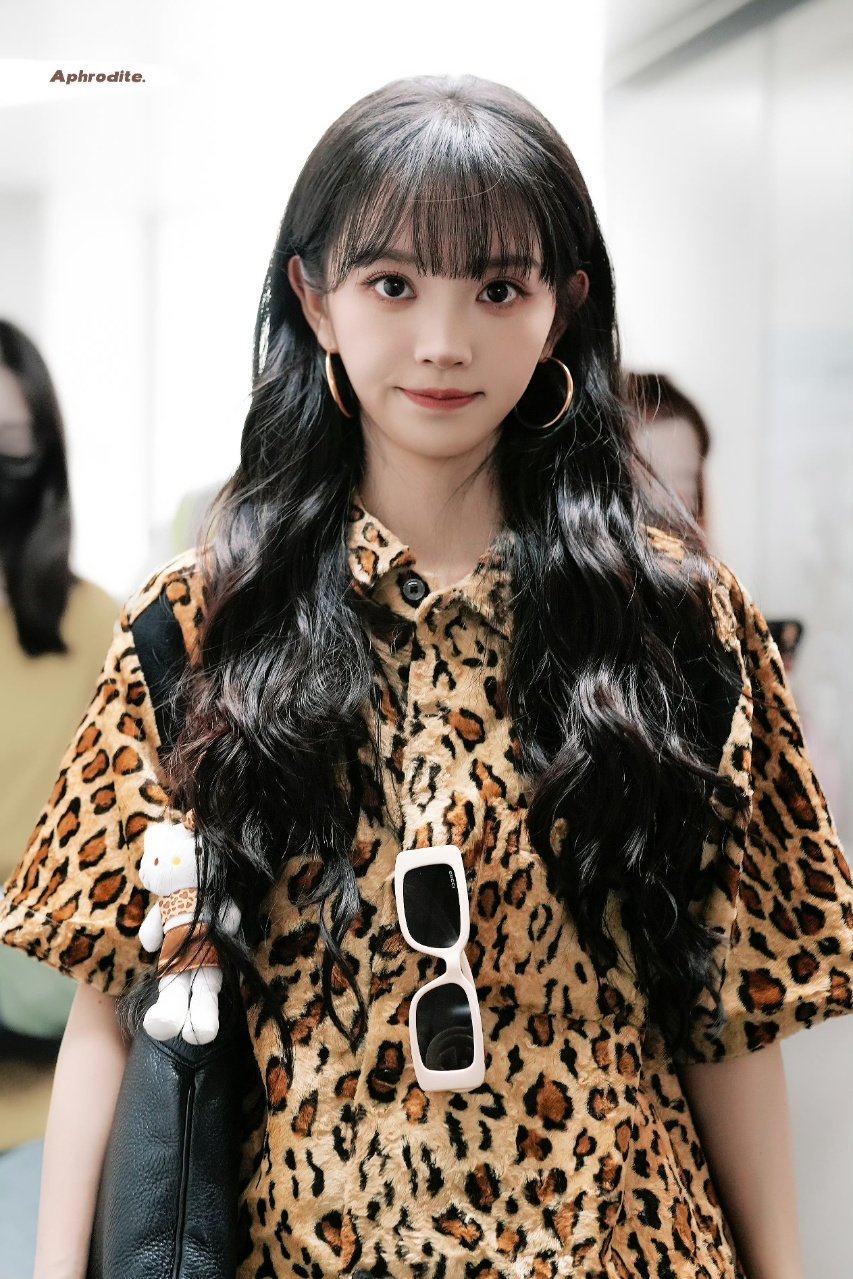 田曦薇豹纹衬衫田曦薇HelloKitty同款穿搭来啦田曦薇hellokitty同