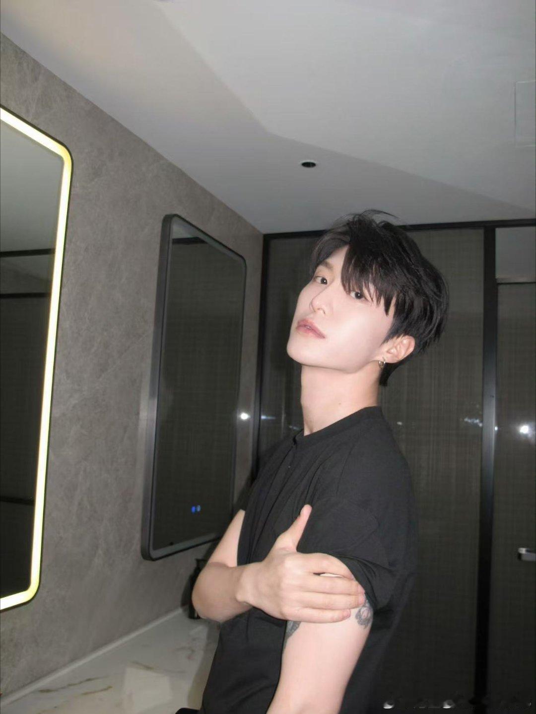 范丞丞营业六宫格范丞丞三连拍范丞丞营业六宫格，帅， 