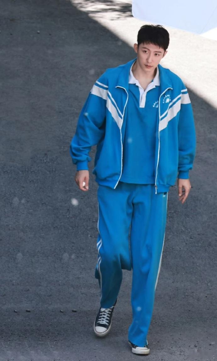 黄景瑜这次不穿警服穿校服 黄景瑜脱下警服换上校服，从干练硬朗的警察变成青涩可爱的