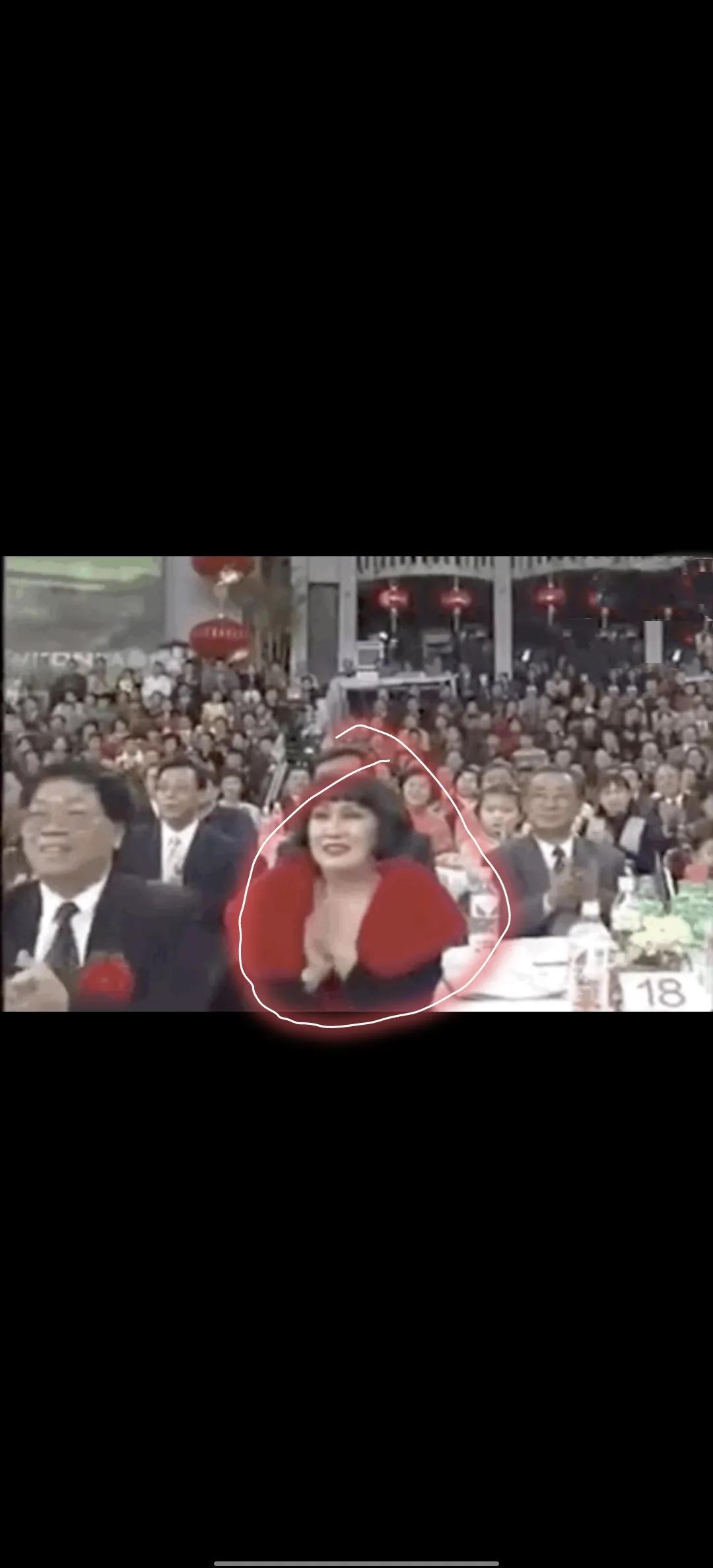 在春晚前排做了20多年，她到底是什么来头，大家知道吗？#春晚活题#