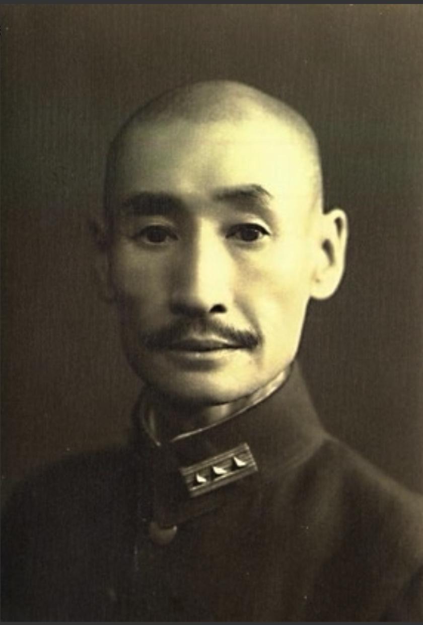 1932年，马占山宣布投降，举国痛骂。受降仪式上他却拒绝签字，一个月后，更是骗走