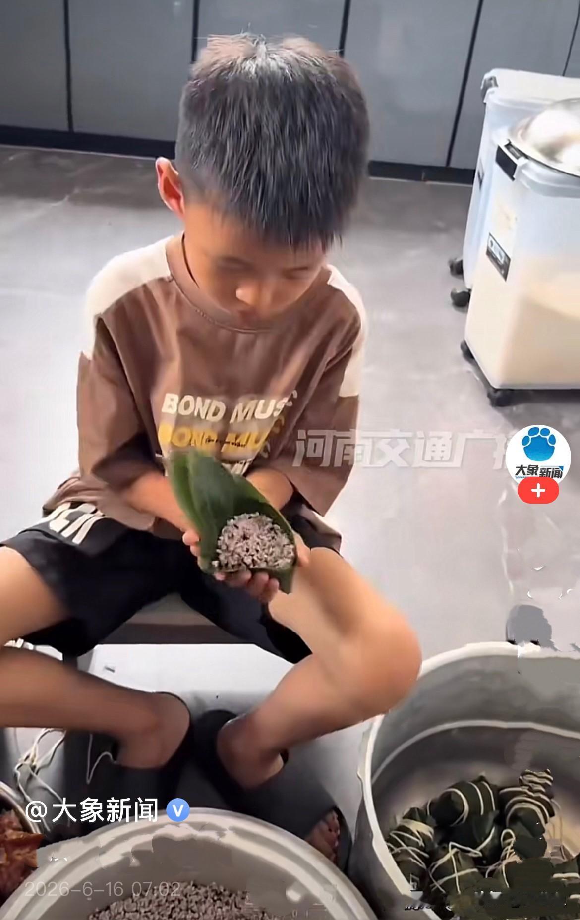 无意间刷到一个小男孩包粽子的视频，瞬间
这个小男孩，看着也就八九岁的年纪，小小一