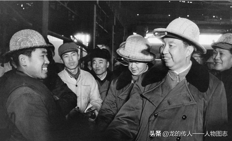 视察煤矿后，华国锋又来到唐山钢铁公司第二炼钢厂。华国锋戴上钢铁工人的柳条帽、炼钢