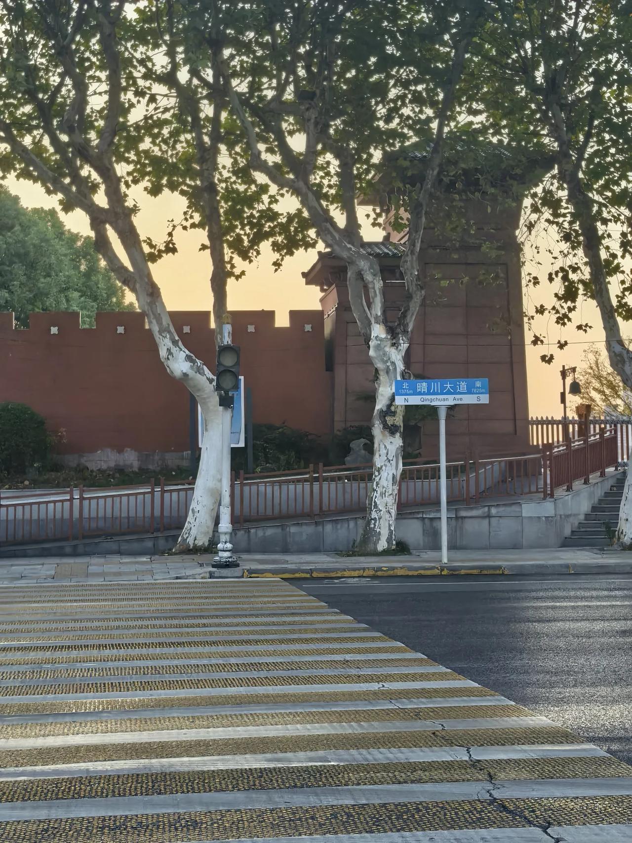 下面两张图片，左边一张是绿色信号，但是在斑马线的另外一侧你能看到绿色信号吗？几乎