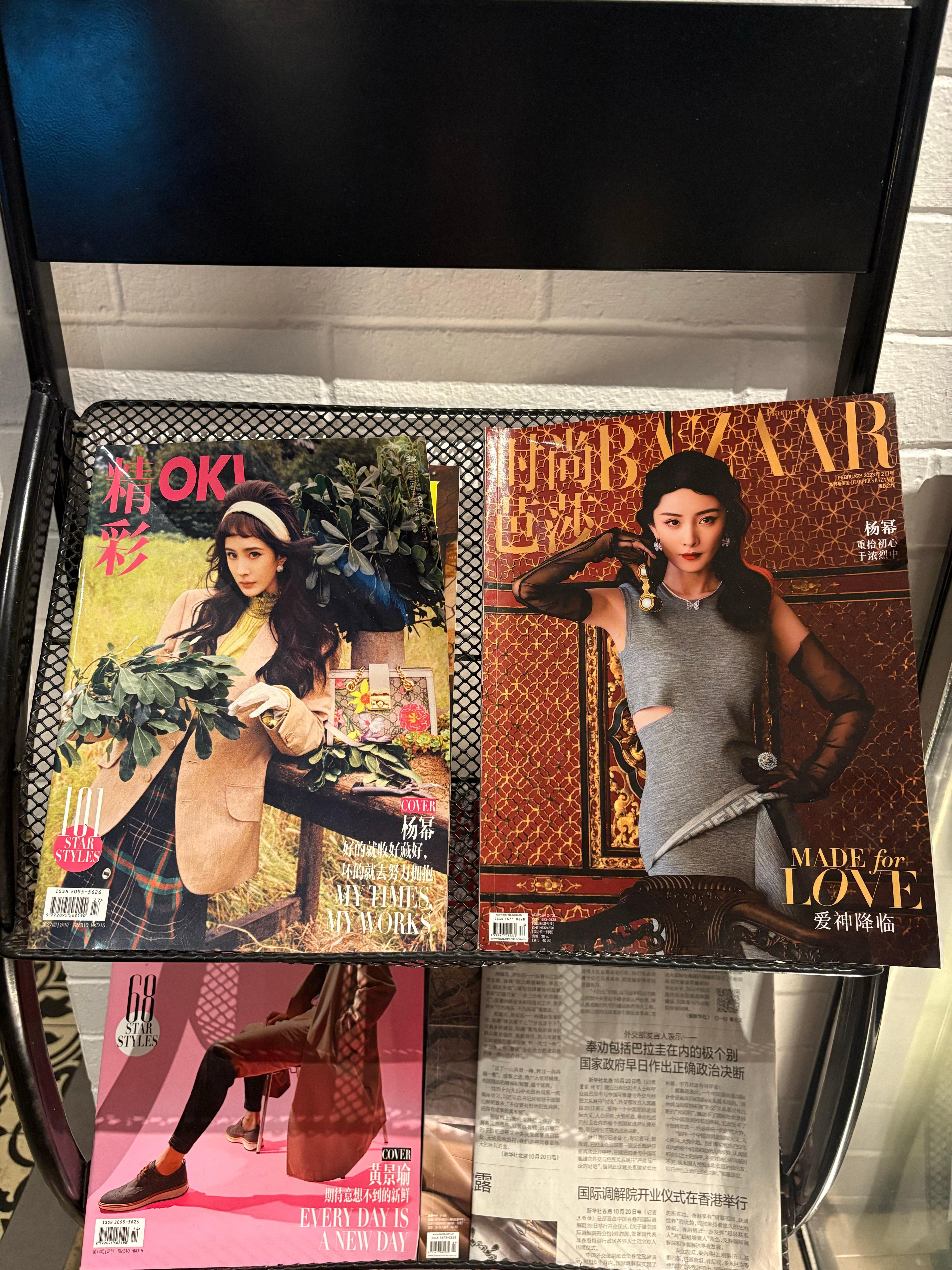 上周在餐厅吃饭遇到的有眼光！知道摆两本杨幂