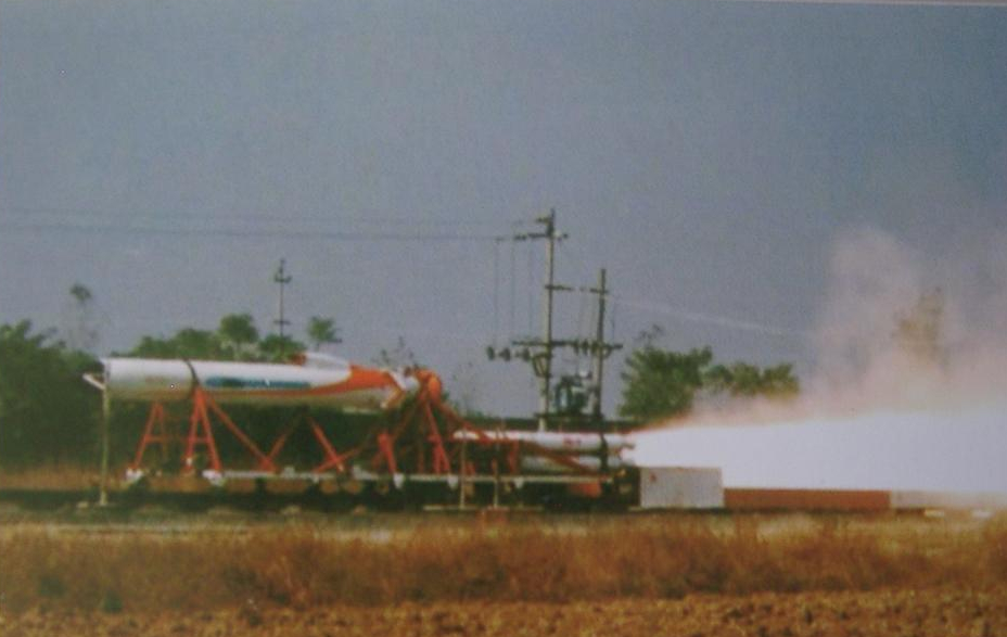 YJ62是国内首个进行火箭橇试验的导弹型号，通过火箭橇试验，验证了主发动机启动、