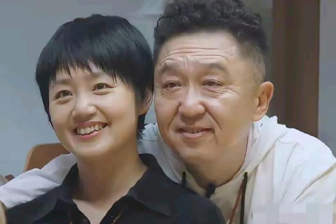 于谦只比老婆白慧明大十岁，但这满脸皱纹的样子看上去至少得大20多岁呀，难道长期饮