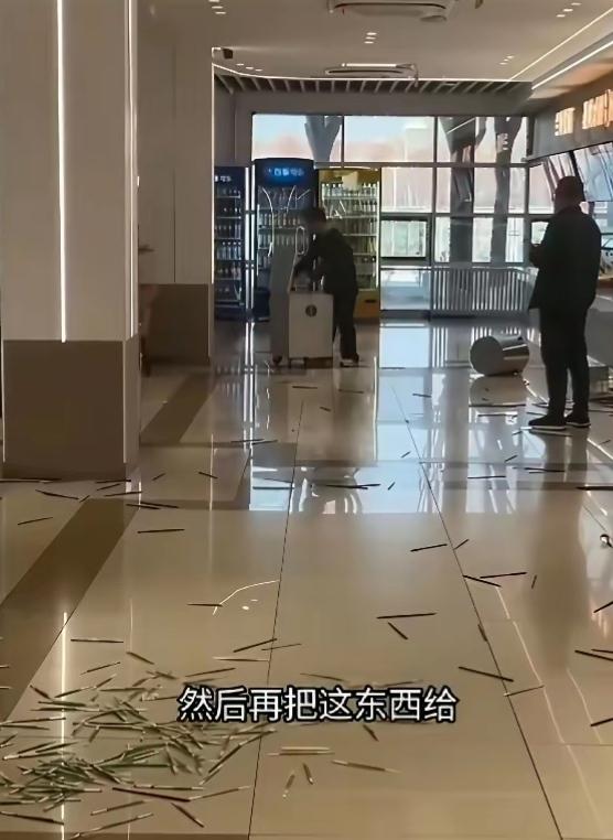 太离谱了！吉林财经大学食堂突发闹剧，表白失败你和食堂较什么劲呀！你家里开矿的吗？