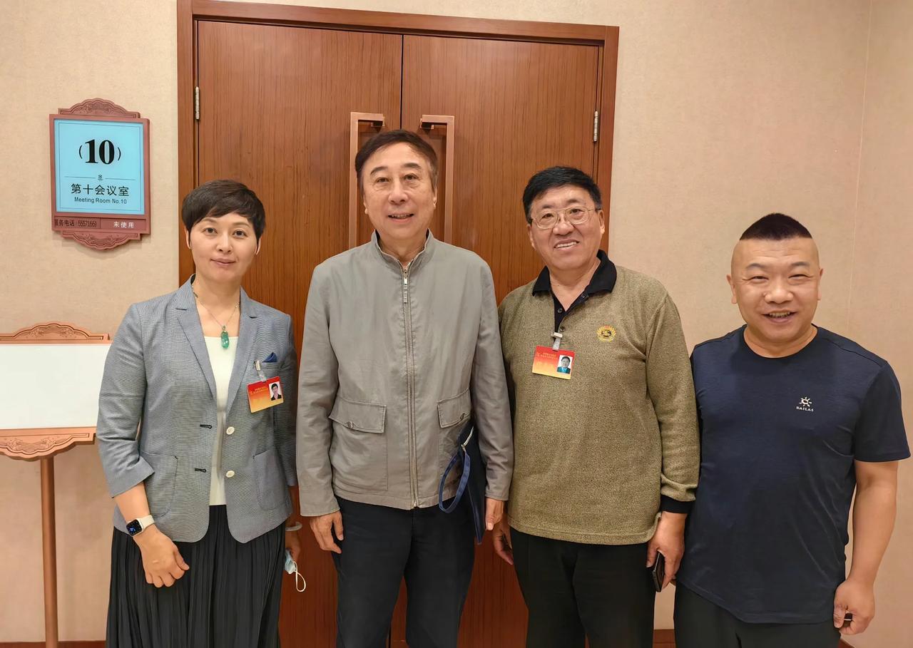 恭贺冯巩当选新一届中国曲协主席的，个个来头不小，郭德纲弟子高鹤彩在列。

5月1