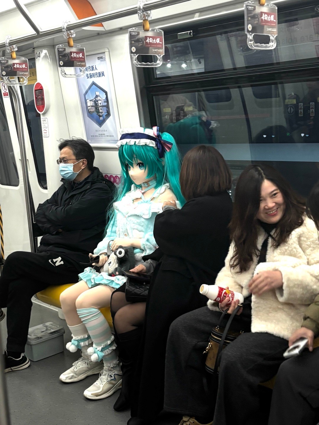 地铁偶遇一个cos的小姐姐有人知道这是cos的谁吗？这种头套会不会看不见外面