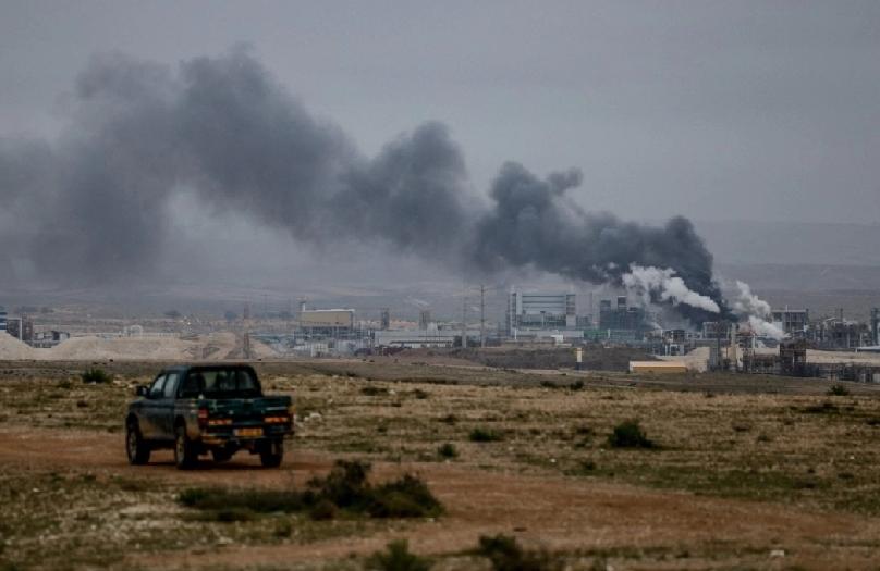 周日下午，以色列南部城市贝尔谢巴一处工业区遭导弹攻击，引发火警，一度传出危险化学