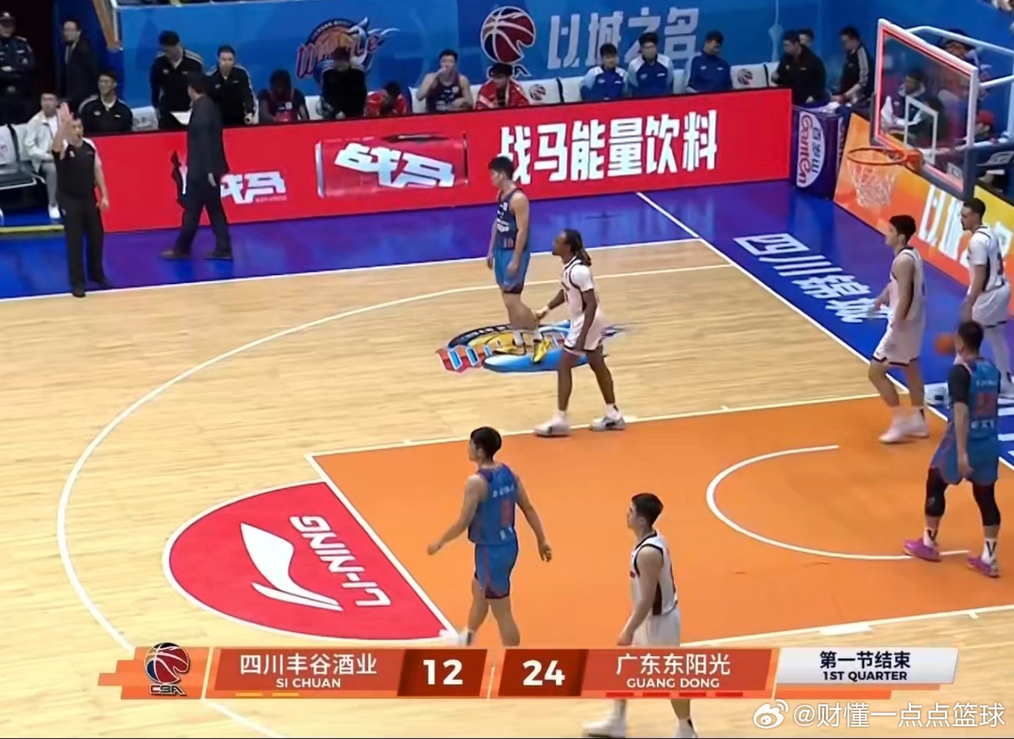 第一节，萨姆纳11分3板，徐杰6分1板，广东宏远男篮24比12暂时领先四川男篮！