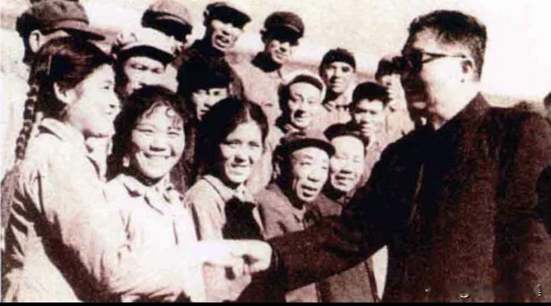 1965年10月1日是新疆维吾尔自治区成立10周年，中共中央、国务院派出以贺龙为