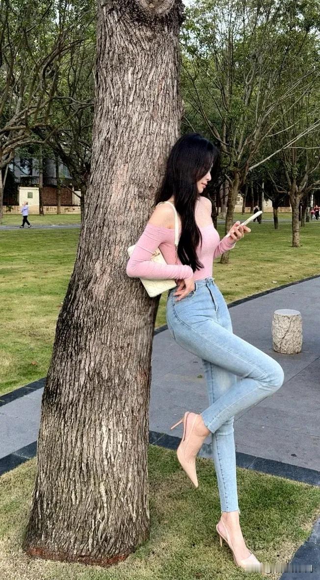 吓死我了！
周末我精心打扮了一番，寻思着去公园拍几张美照发朋友圈。到了公园，找了