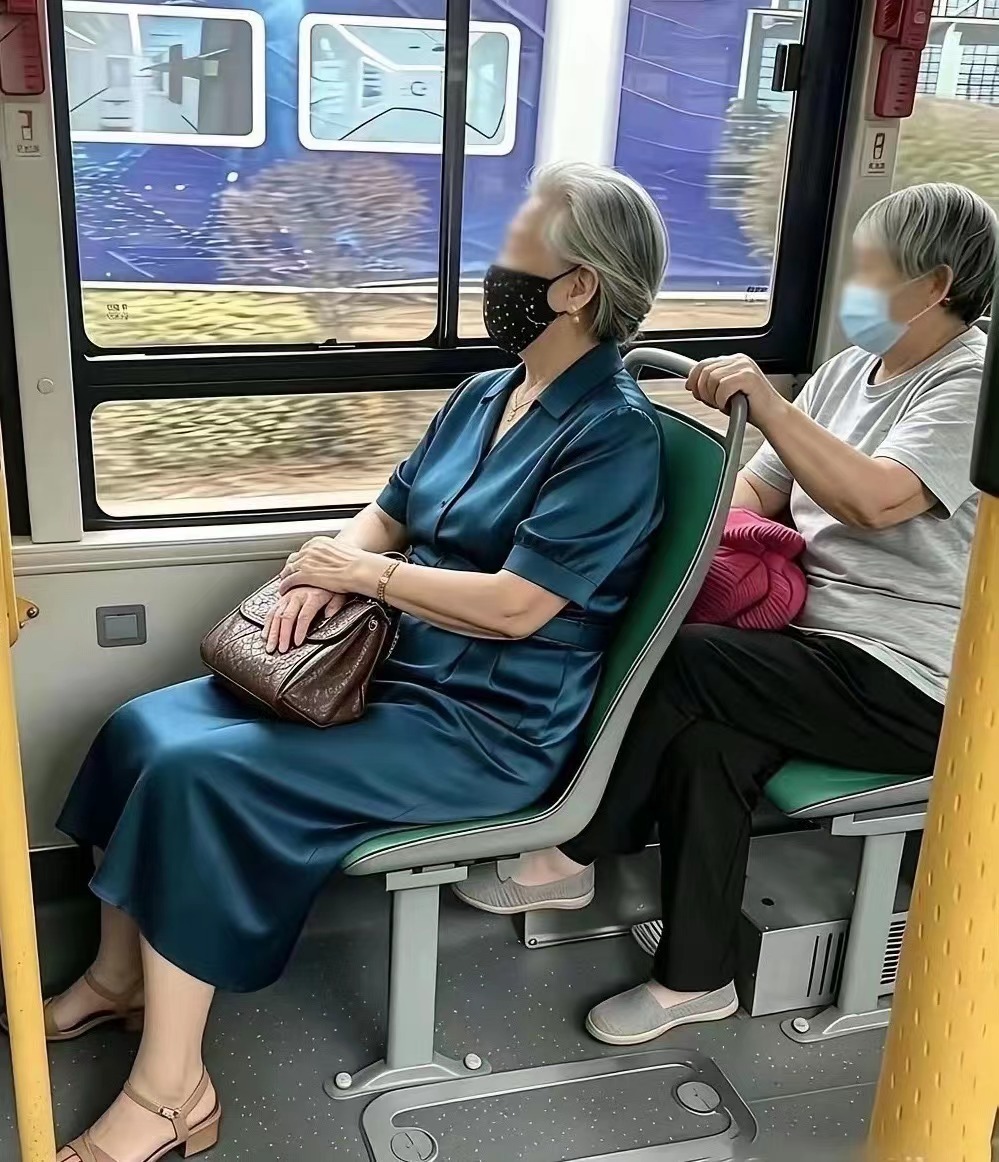 一看前面的老太就是机关单位退休的，后面的老太是农村来城里给儿子看孩子的？你们觉得