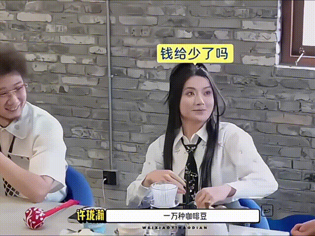 庄心妍听到自己的歌害羞到捂脸 隔着屏幕都感受到她的害羞了！公众场合突然听到自己的