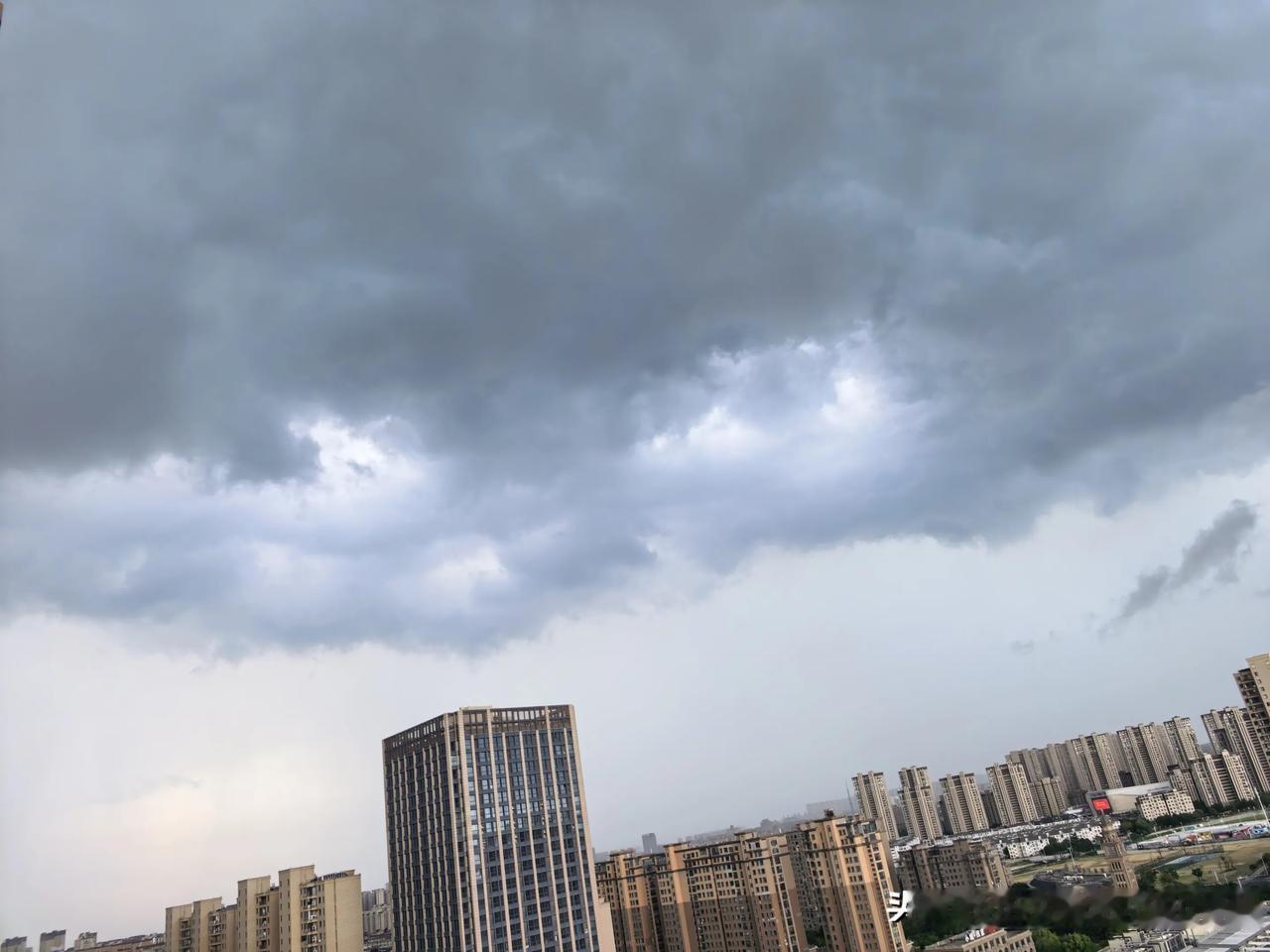 午后的天空，乌云压顶，我在高楼拍下照片，有点胆战心惊。
    说实话当初买高楼