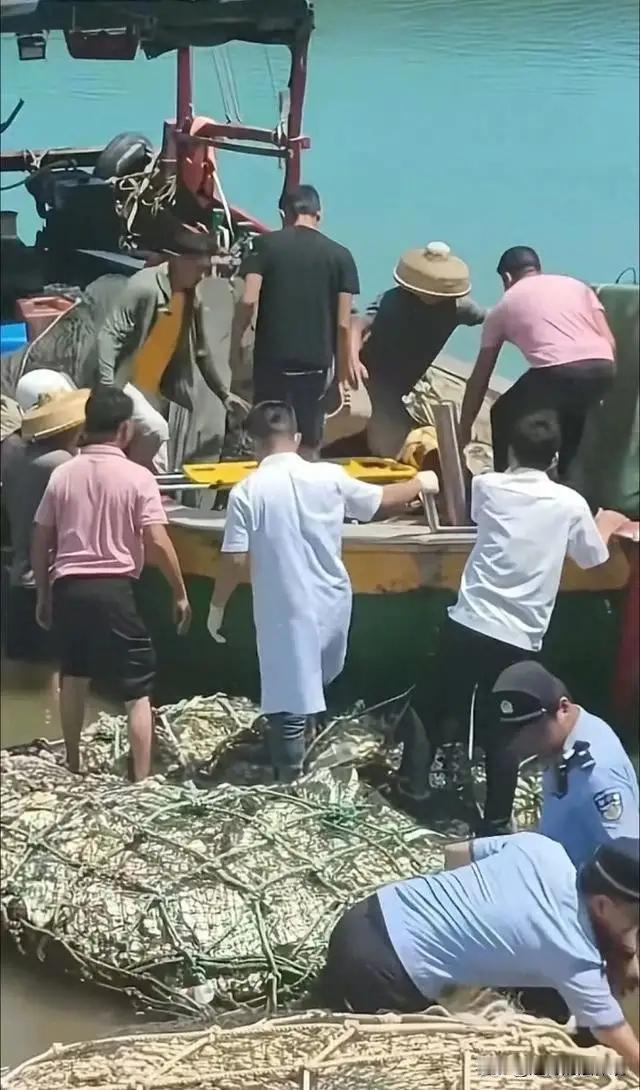 海南澄迈，休渔期夜风微凉。一渔民瞅见自家浮标漂走，心疼得直拍大腿，拉着姐夫连夜出
