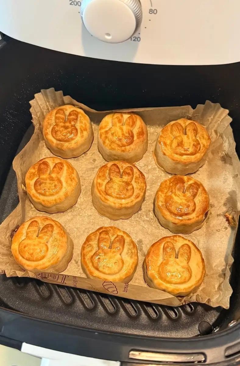 昨天做了35 个月饼，婆婆给小姑子拿走 20 个。小姑子却反问我：嫂子你做月饼馅