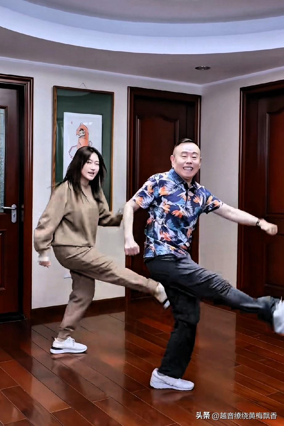 潘长江老师一大把年纪了，整天带着女儿跳舞，但这次跳的舞是他的成名作巜过河》，歌词