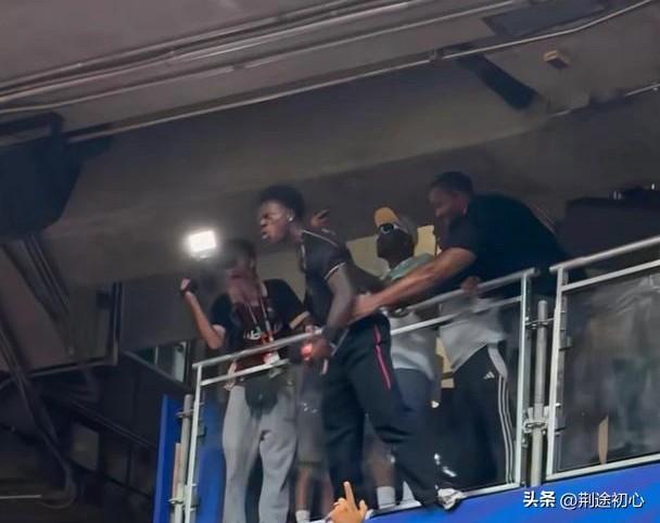 甲亢哥：哟呵！我罗哥进球了
保镖：boss小心跩下去了
甲亢哥：怕个锤子呀！
保